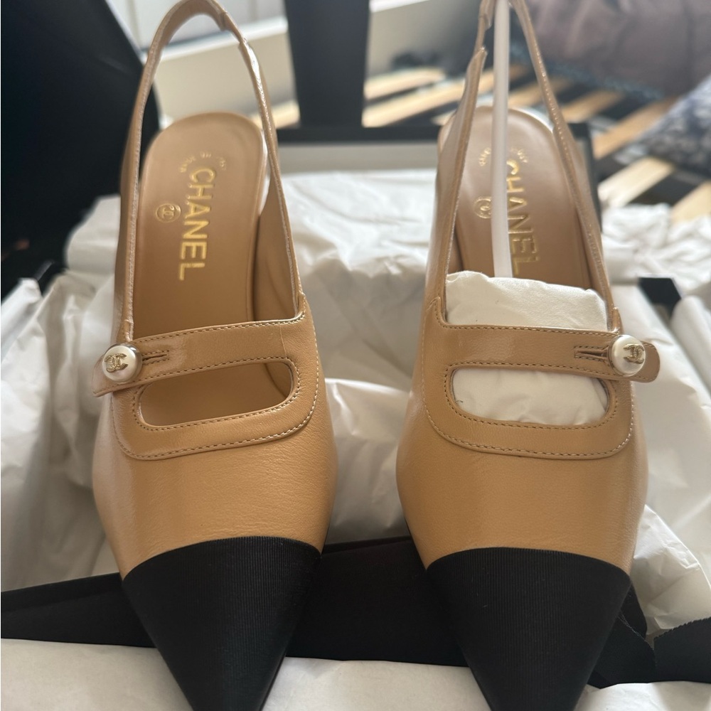 CHANEL Black and Cream Slingback Heels - Picture 11 of 13